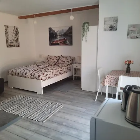 Maja Vendeghaz Apartament *