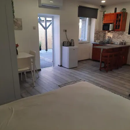 Maja Vendeghaz Dunaalmás