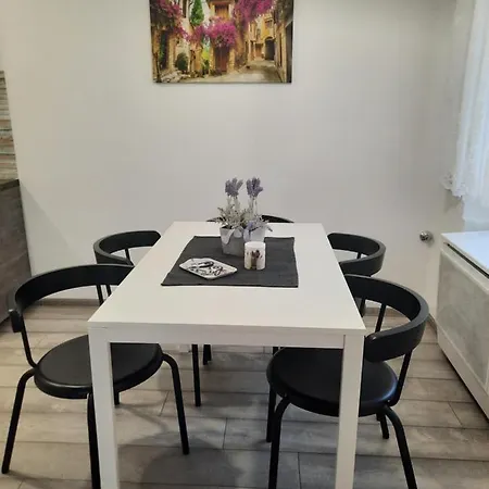 Maja Vendeghaz Apartment *