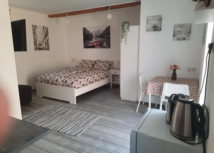 Maja Vendeghaz Apartament *