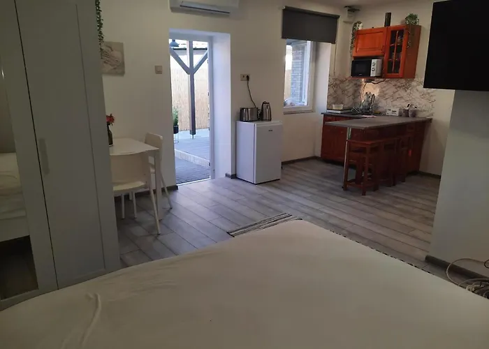 Maja Vendeghaz Dunaalmás